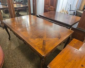 Walnut marquetry top w/2 pull outs. Refractory pull out extentions.