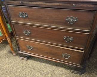 Mahogany 3 drawer chest w/pull out tray. Modern era.