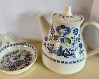 Figgjo Flint Lotte Teapot and Open Skillet - Norway