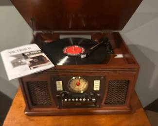 Vintage style turntable and stereo