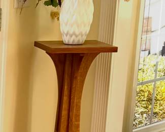 Stickley Arts and Crafts Mission oak tapered pedestal or plant stand 
 Dimensions
18.5ʺW × 18.5ʺD × 36ʺH