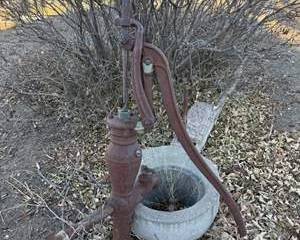Antique Cast Iron Hand Water Pump