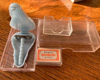 Kewtie razor and blades in original plastic holder!