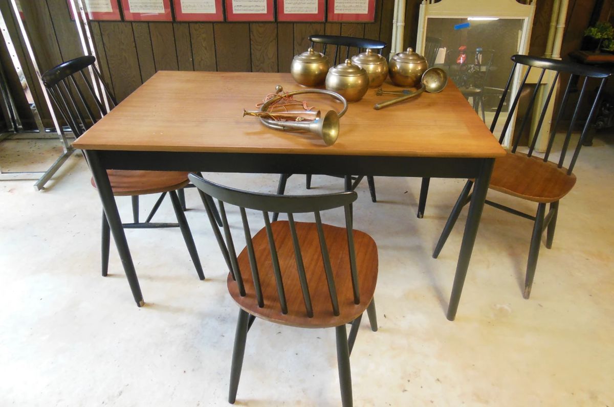 wood top table and 4 chairs