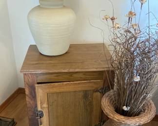 End Table, Lamp, Decor