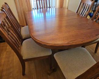 03 Pedestal Table With Six Chairs