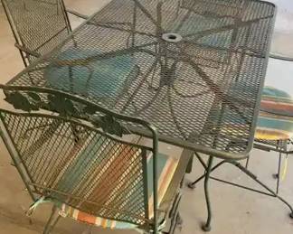  04 Metal Table and Chairs