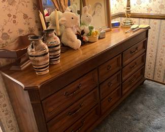 VINTAGE DRESSER W/MIRROR