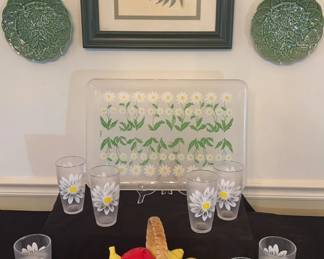 VINTAGE ACRYLIC DAISY TRAY AND 8 TUMBLERS,CERAMIC FRUIT BASKET, FERN PRINT, 2 LEAF CERAMIC PLATES