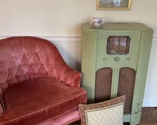 FRENCH PROVINICIAL STYLE TUFTED BACK VELVET ARMCHAIR 1937 RCA VICTOR MODEL 86K NON WORKING CONSOLE