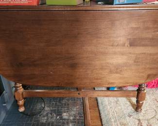 Drop leaf dining table