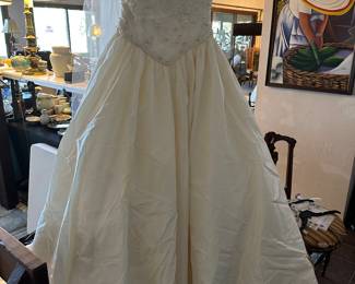 Richard Glasgow designer 1984 size 3/4 
Absolutely beautiful just came out of the storage and air tight box 
Has 2 veils