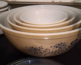 Pyrex vintage 1976 Homestead Tan w/ Speckled Blue floral bowl set 