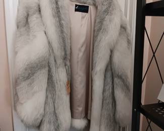 AMERICAN SIGNATURE FAUX FUR JACKET (SIZE LARGE)