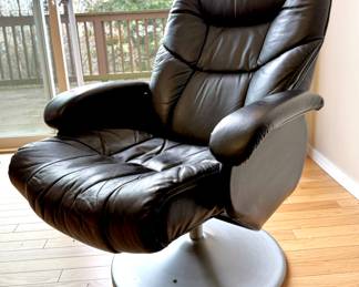Black Leather Lounge Recliner with Foot Rest