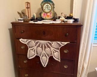 Antique 4-drawer chest of drawers
