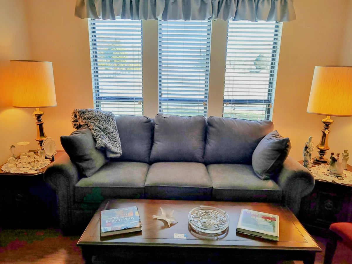 Immaculate sofa, coffee table & matching end tables