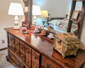 Bedroom Suite Dresser w/matching bed, chest of drawers, 2 nightstands