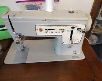 Singer Sewing Machine in Cabinet w/chair