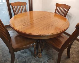 Beautiful Round Oak Kitchen Table & 4  Chairs