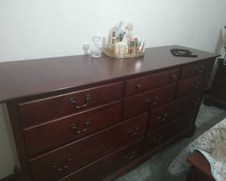 Dresser w/matching Queen Bed, 2 Nightstands, 1 Armoire