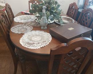Dining Table & 6 Chairs w/matching China Cabinet