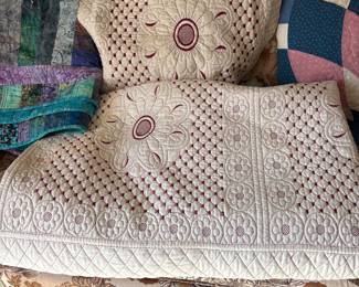 Twin size quilt and pillow sham