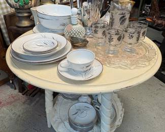 Twisted leg Round table