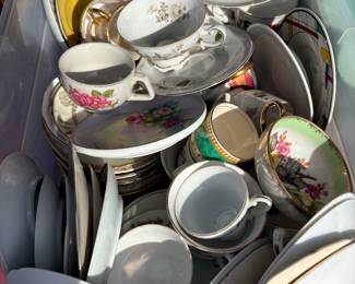 Random cups and saucers