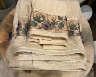 Great Queen size Bed Crocille set with matching towels and rugs