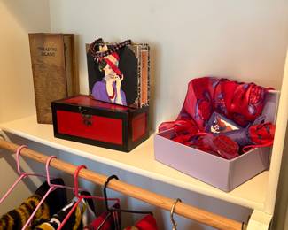 Red Hat Lady accesories