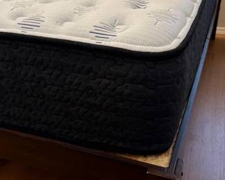 117 KingMattresswithWoodPlatformBase