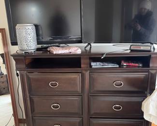 Nice 6 drawer dresser 