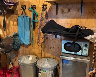 Fridge works just dirty on outside from being in barn, same w mircowave it’s super clean inside just dusty 