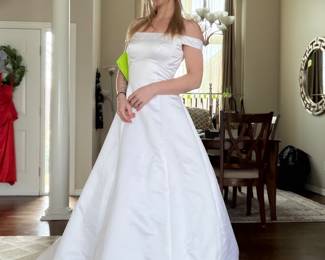 PALLAS ATHENA WEDDING DRESS. NEVER WORN. NEVER ALTERED. Model not for sale :p