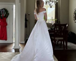 PALLAS ATHENA WEDDING DRESS. NEVER WORN. NEVER ALTERED. Model not for sale :p