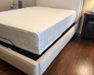 QUEEN SIZE LOW PROFILE PLATFORM BED