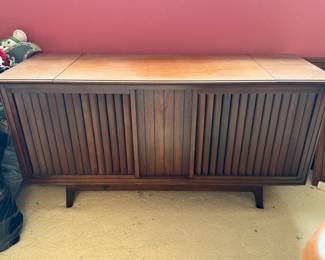 Penncrest Console Stereo with Turntable and AM/FM Radio