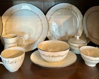 Kenmark Fine China Meadowbrook Pattern Dinnerware Set