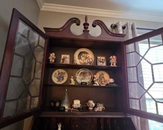 Secretary Open with Hummels Inside