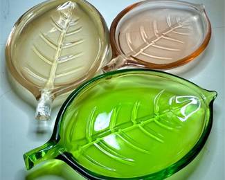 🍃 Vintage Leaf-Shaped Glass Dish Set – 3 Colors – Decorative Serving Trays