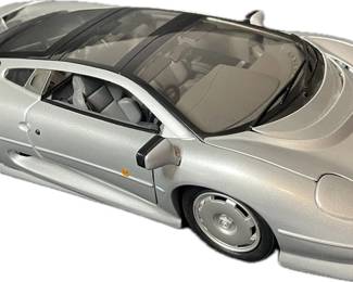 Jaguar XJ220 1:18 Scale Die-Cast Model Car – Silver with Opening Doors, Hood & T