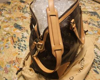 Like new Louis Vuitton Authentic shoulder/Travel bag