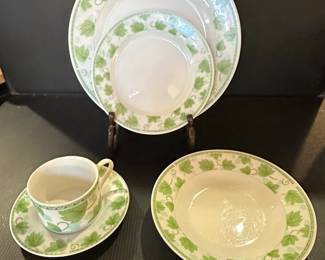 Royal Heritage Ivy Pattern Porcelain Dinnerware Set