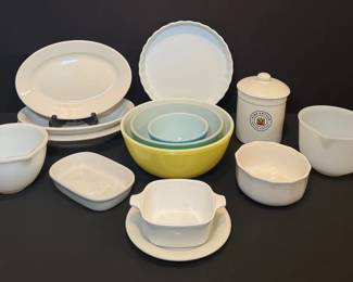 Straight From the 60s... Classic Collectible Pyrex Nesting Bowls