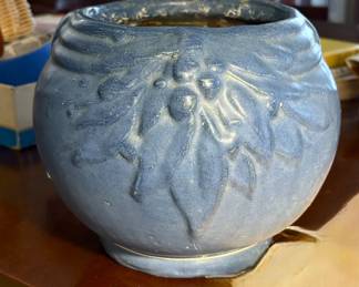 1930's unmarked Nelson McCoy "Leaves and Berries" art pottery jardiniere
