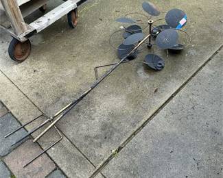 Metal Garden Wind Spinner Kinetic Sculpture __ SPECIAL PICKUP INSTRUCTIONS  READ BEFORE BIDDING ____