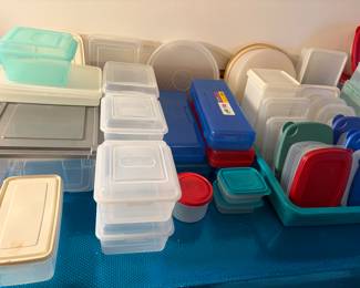 MASSIVE AMOUNT OF TUPPERWARE AND OTHER PLASTIC - ALL IN LIKE NEW CONDITION