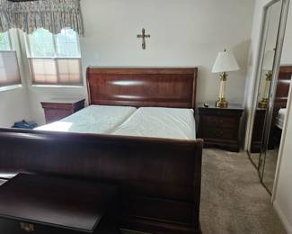 Queen sleigh bed