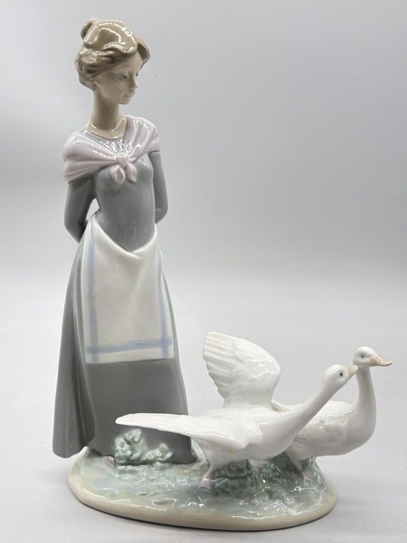 Lladro Barnyard Scene Porcelain Figurine